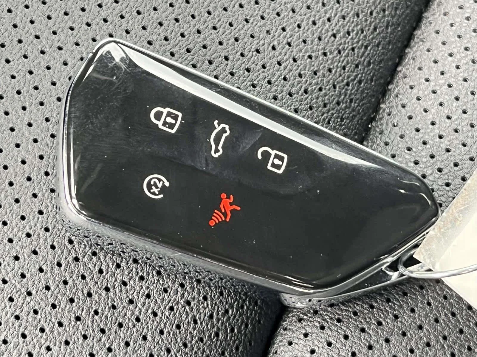 New 2026 Opal White Pearl Volkswagen 2.0T SE w/Technology image 4