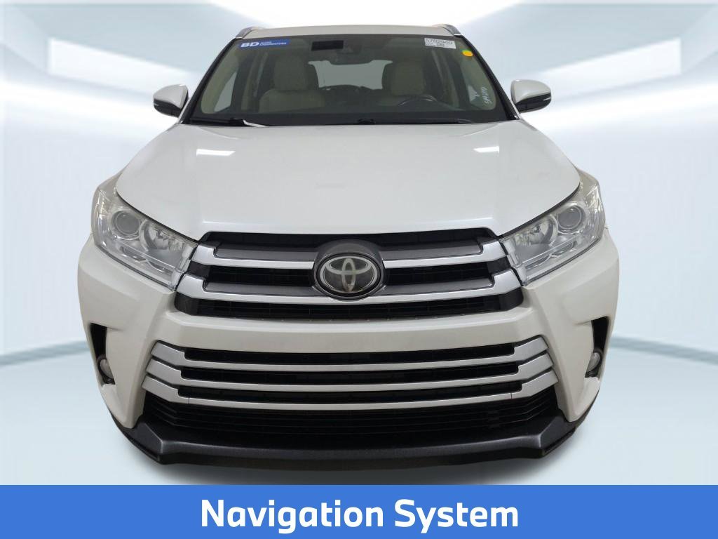 Used 2018 White Toyota XLE image 2