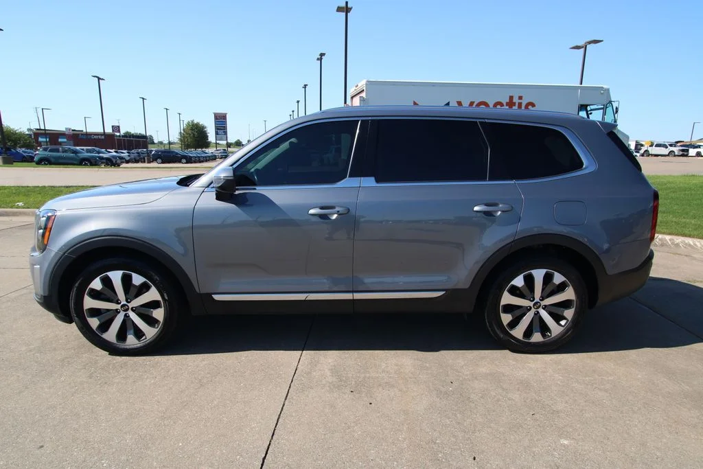 Used 2021 Everlasting Silver Kia EX image 18