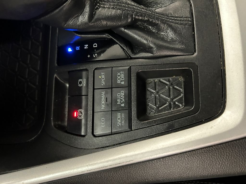 Used 2022 Silver Toyota XLE Premium image 29