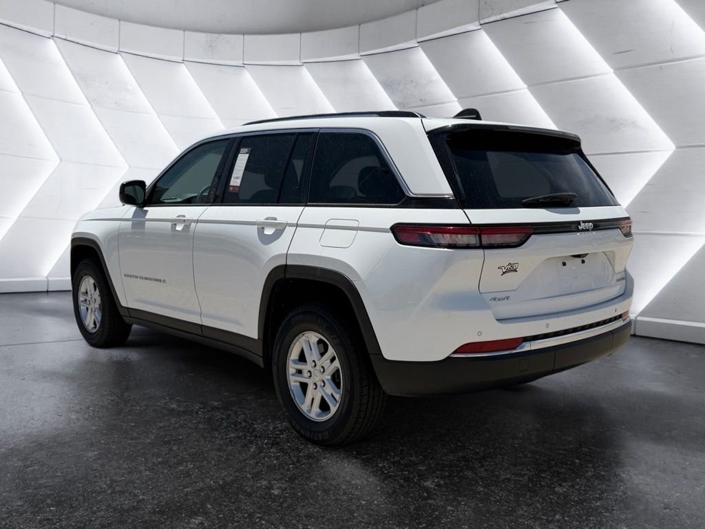 Used 2023 White Jeep Laredo image 4