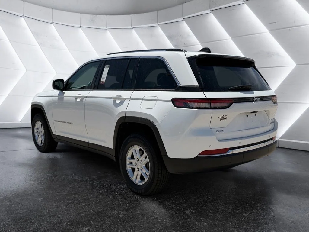 Used 2023 White Jeep Laredo image 4