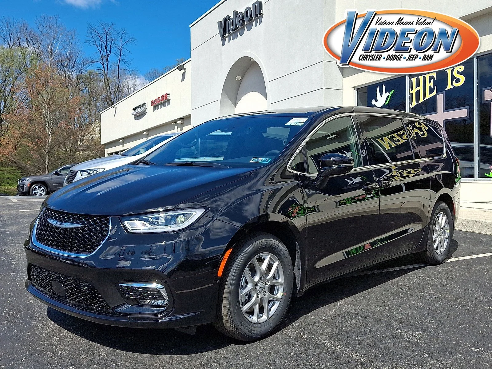 2026 Chrysler Pacifica Select's photo