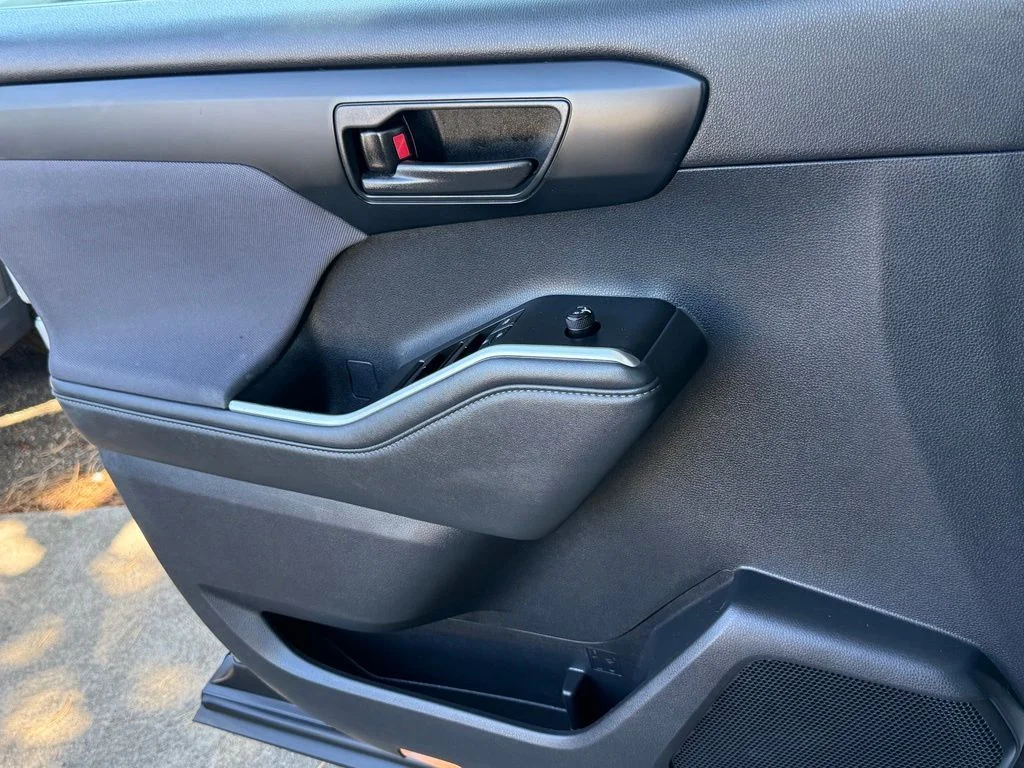 2022 Toyota Highlander LE - Photo 26