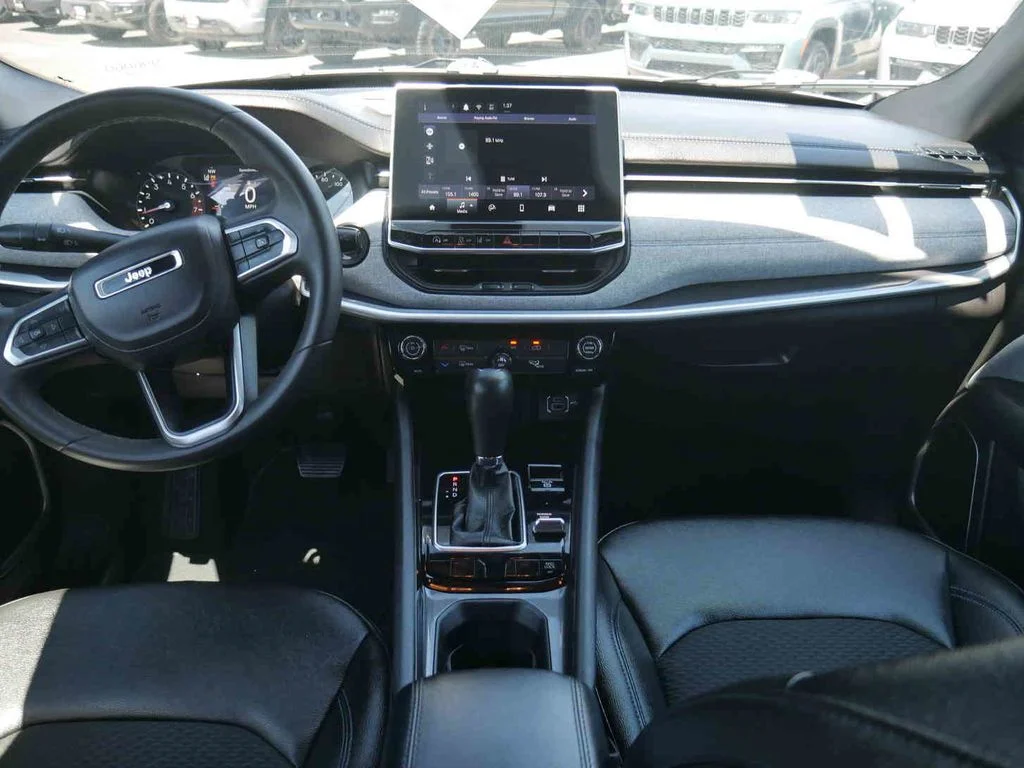 Used 2024 Silver Jeep Latitude image 5