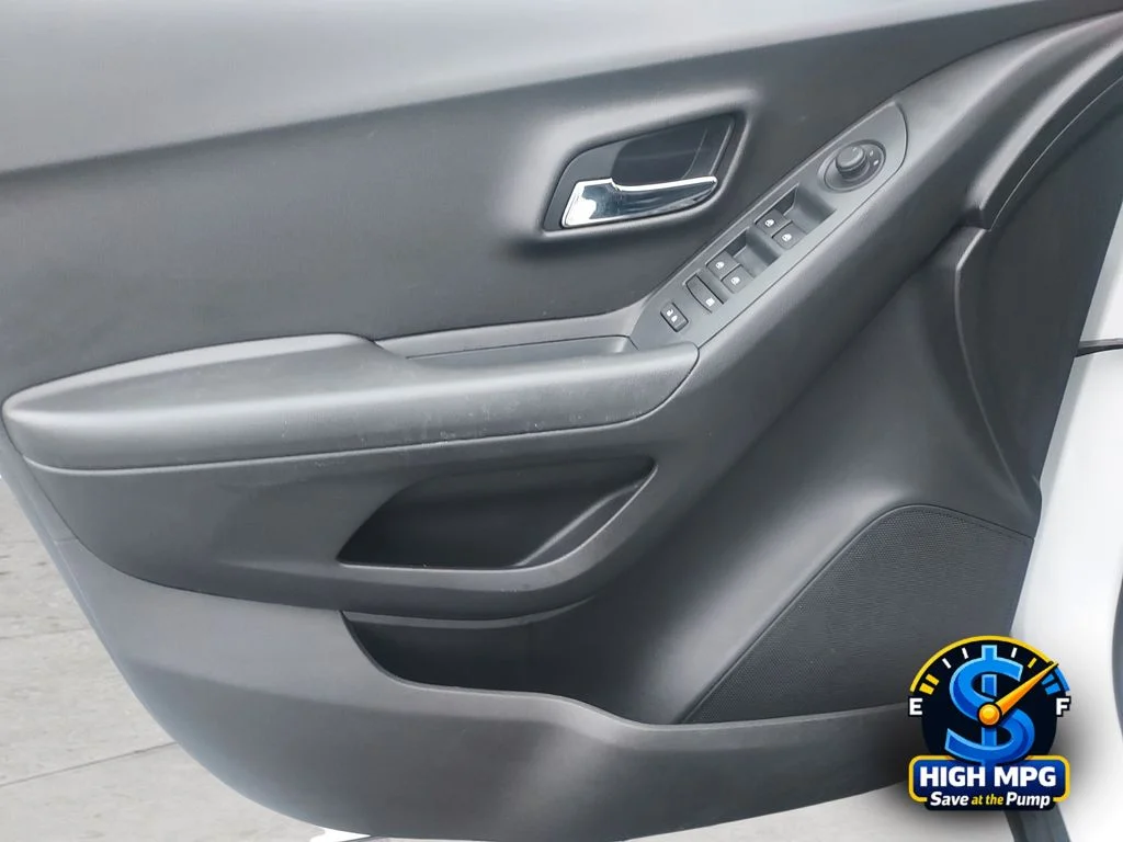 Used 2020 White Chevrolet LT image 26