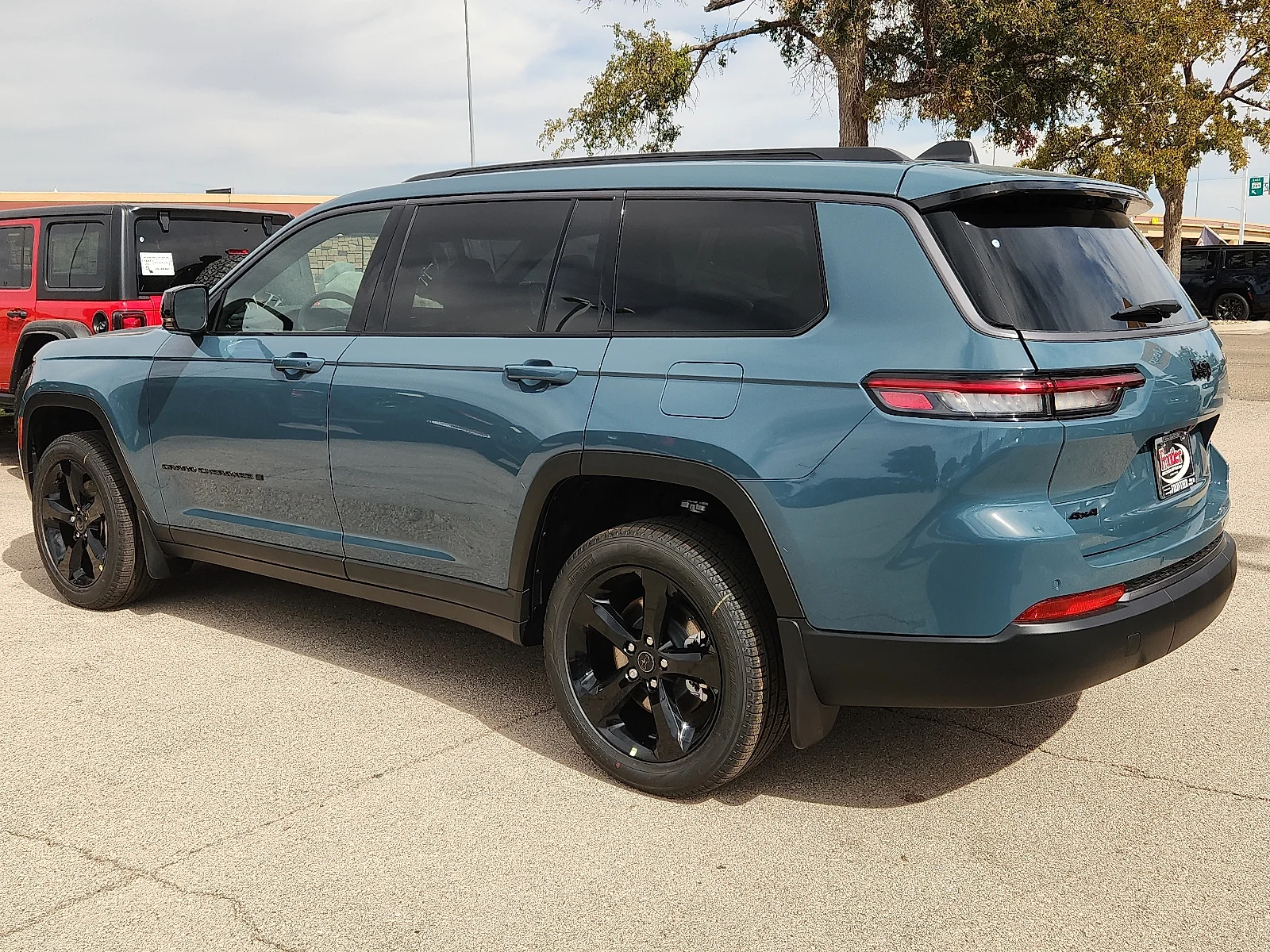 New 2027 Steel Blue Paint Jeep L LIMITED 4X4 image 3