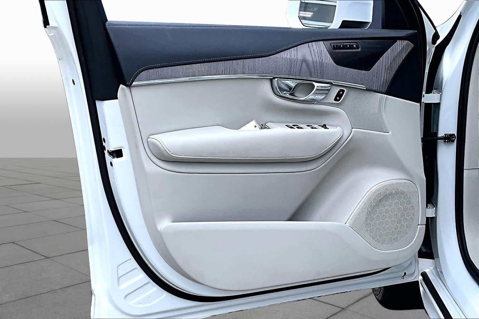 Used 2021 Crystal White Metallic Volvo Inscription image 22
