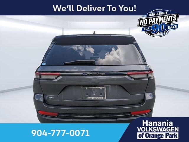 Used 2024 Gray Jeep Altitude image 4