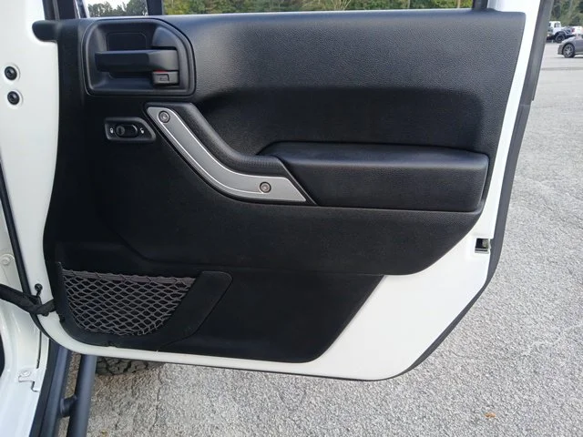 Used 2018 White Jeep Unlimited Sahara image 33
