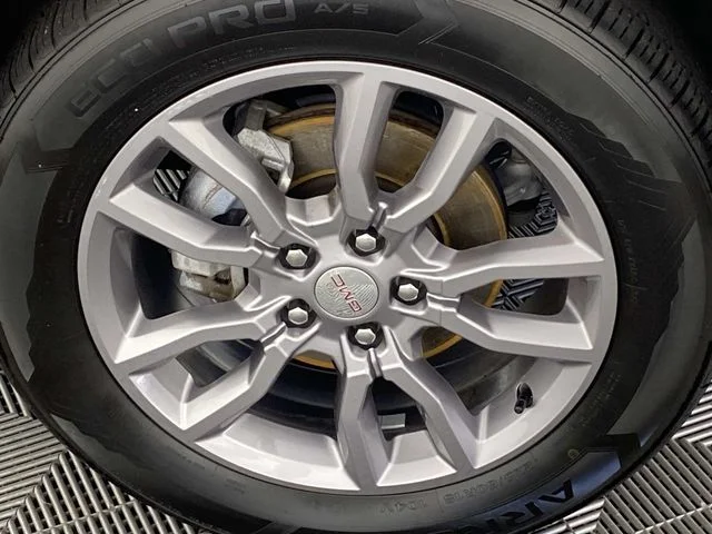 Used 2024 White GMC SLT image 25