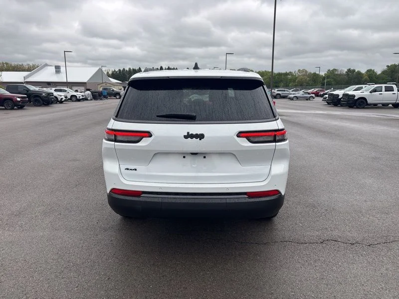 New 2026 Bright White Clear-Coat Exterior Paint Jeep Altitude image 4