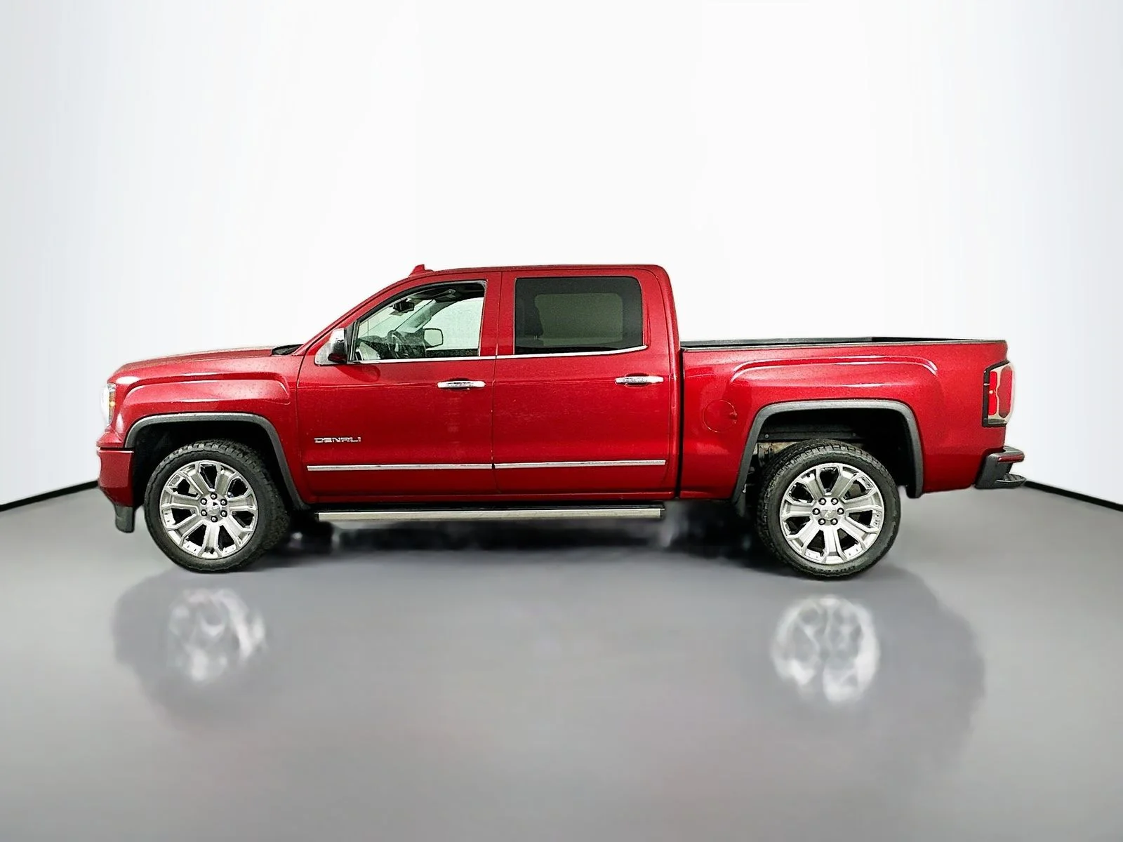 Used 2018 Red Quartz Tintcoat GMC Denali image 5