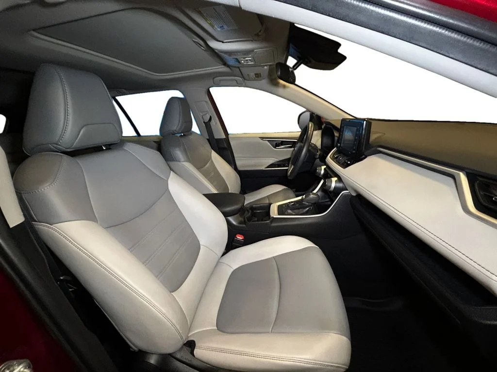 Used 2021 Pearl Toyota XLE Premium image 15