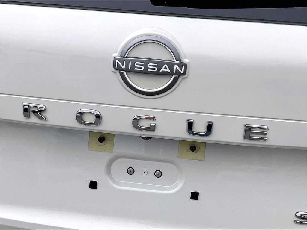 Used 2023 Pearl White Tricoat/Super Black Nissan SL image 29