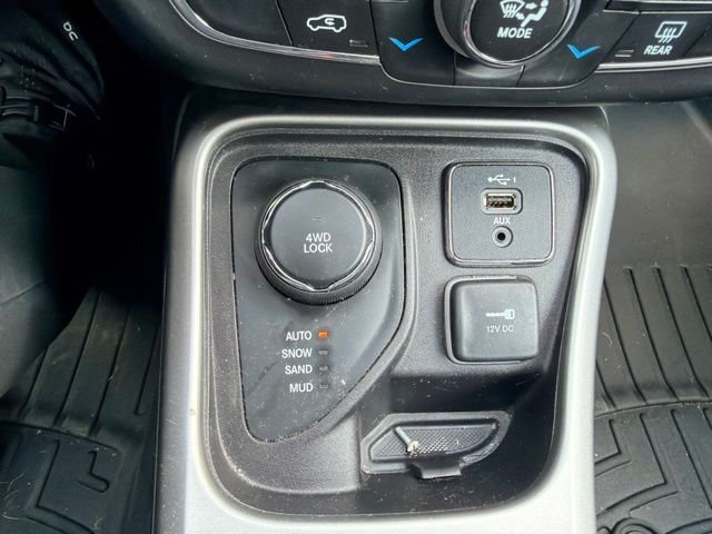 Used 2019 White Jeep Latitude image 22