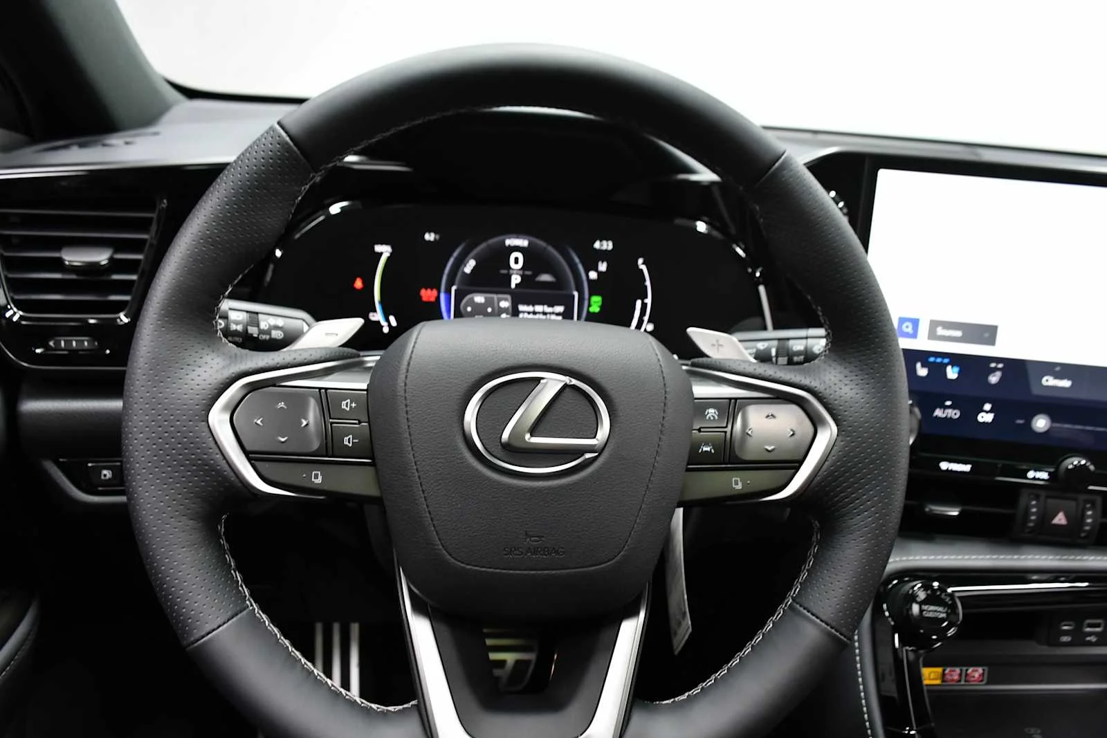 2026 Lexus NX PHEV 450h+ - Photo 17
