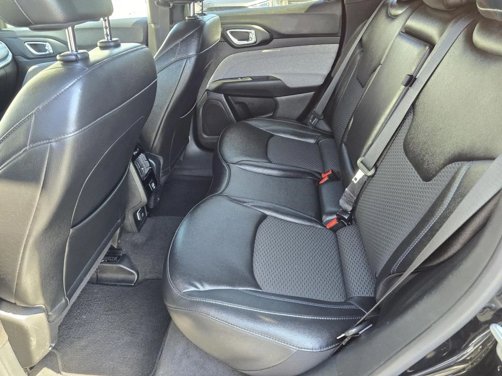 Used 2024 Diamond Black Crystal Pearlcoat Jeep Latitude image 10