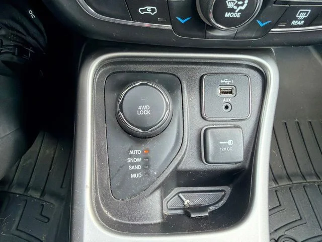 Used 2019 White Jeep Latitude image 22