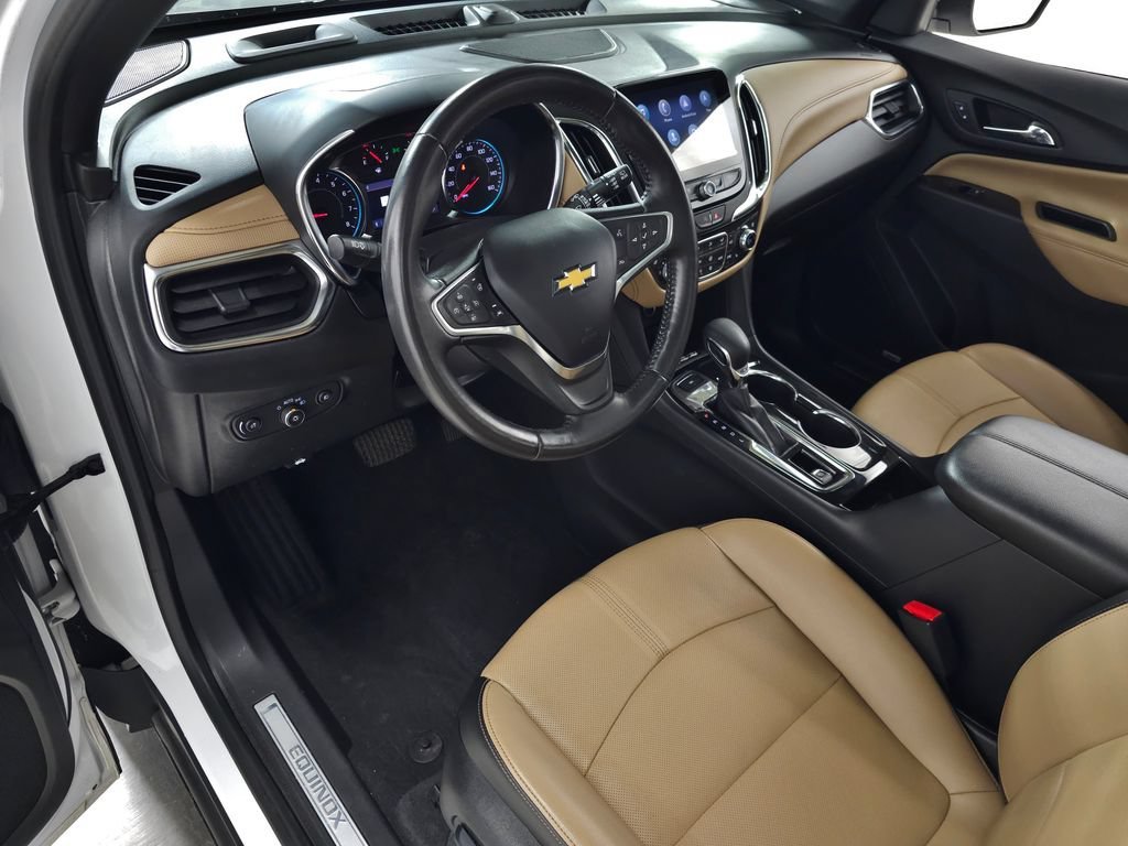 Used 2022 IRIDESCENT PEARL TRICOAT Chevrolet Premier image 16