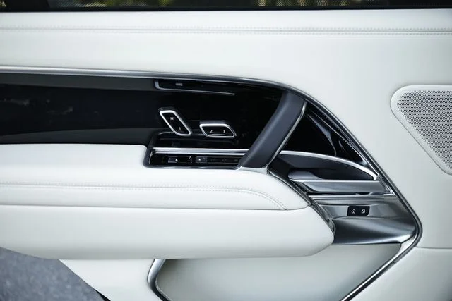 New 2026 Fuji White Land Rover SE 7 Seats image 27