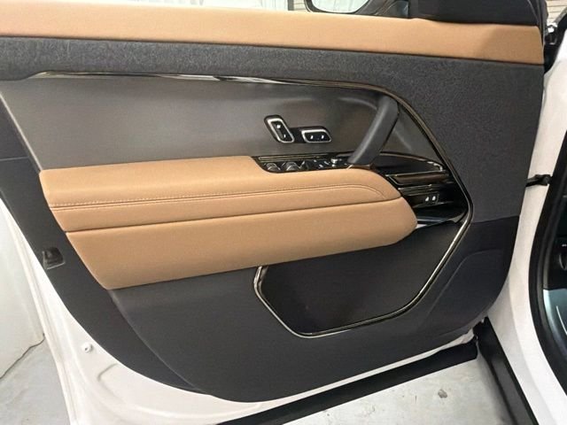 New 2026 Ostuni Pearl White Land Rover SE image 8