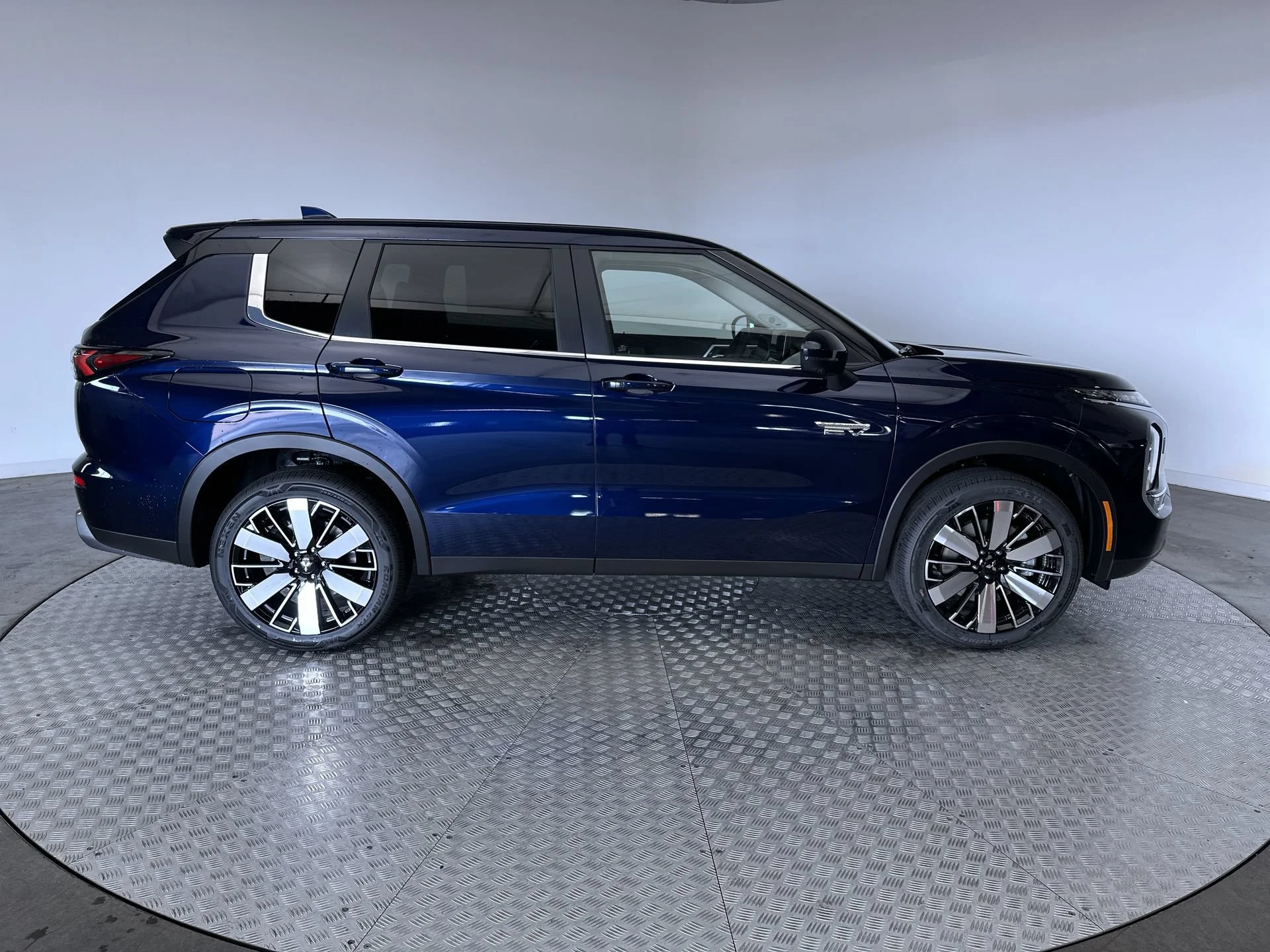 New 2026 Cosmic Blue Metallic Mitsubishi SE image 10