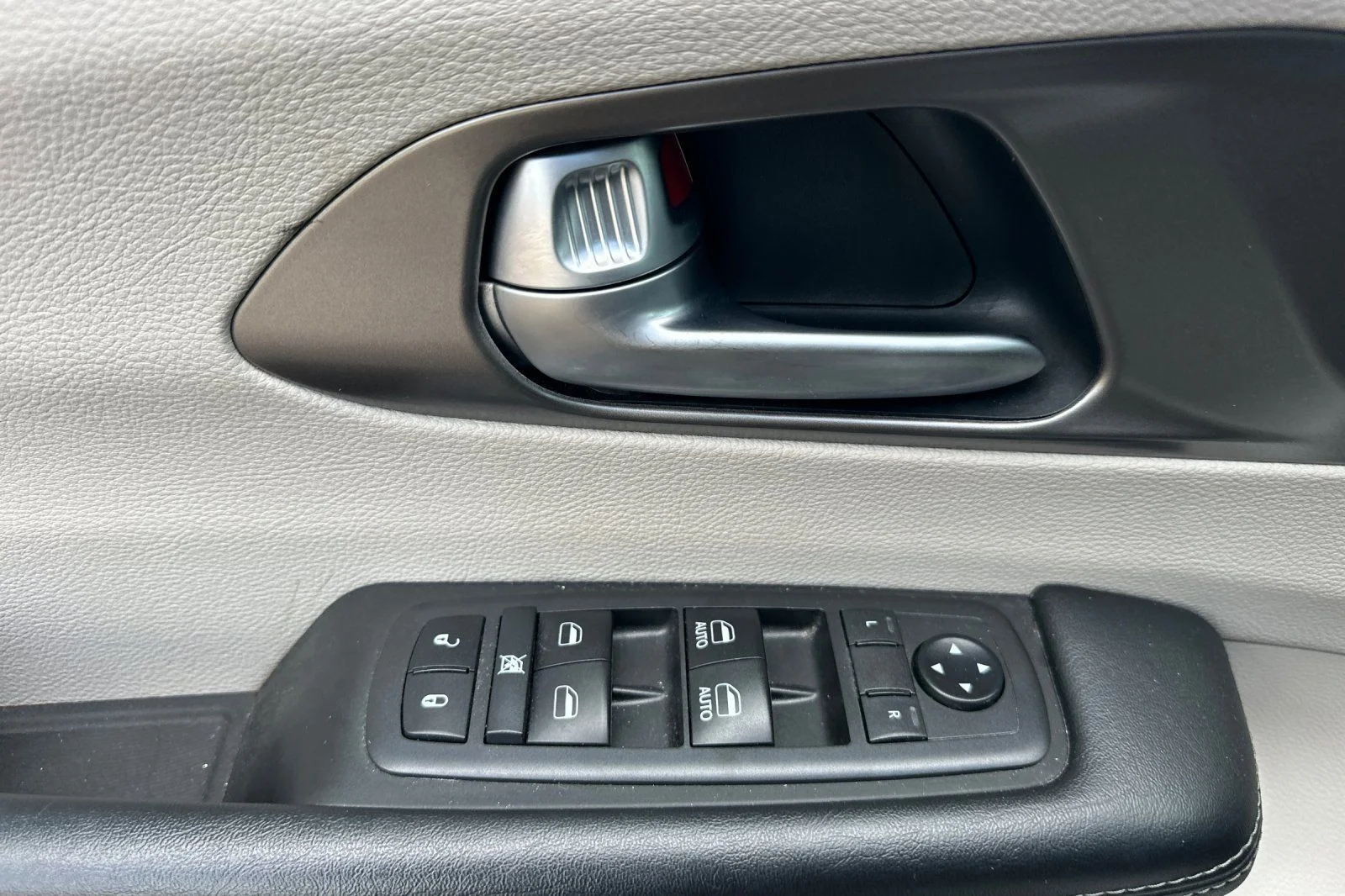 Used 2018 White Chrysler Limited image 10
