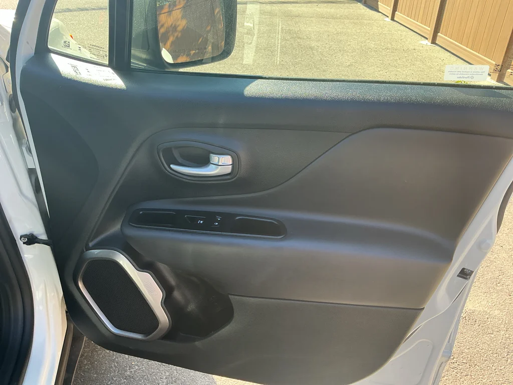 Used 2023 Alpine White Clearcoat Jeep Latitude image 12