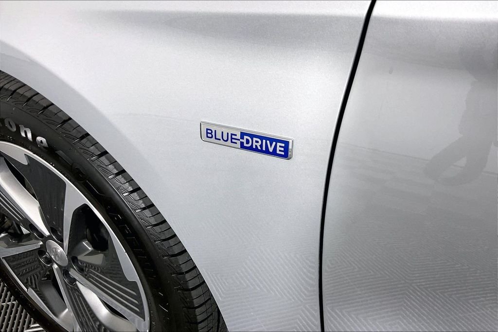 Used 2019 Silver Hyundai Limited image 22