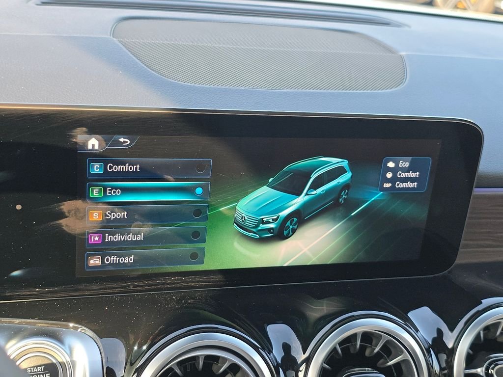 New 2026 Polar White Mercedes-Benz GLB 250 image 33