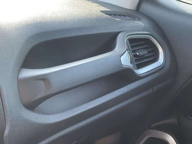 Used 2020 Gray Clearcoat Jeep Latitude image 30