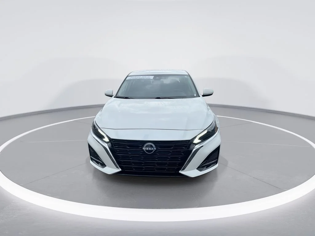 Used 2023 White Nissan 2.5 SV image 3