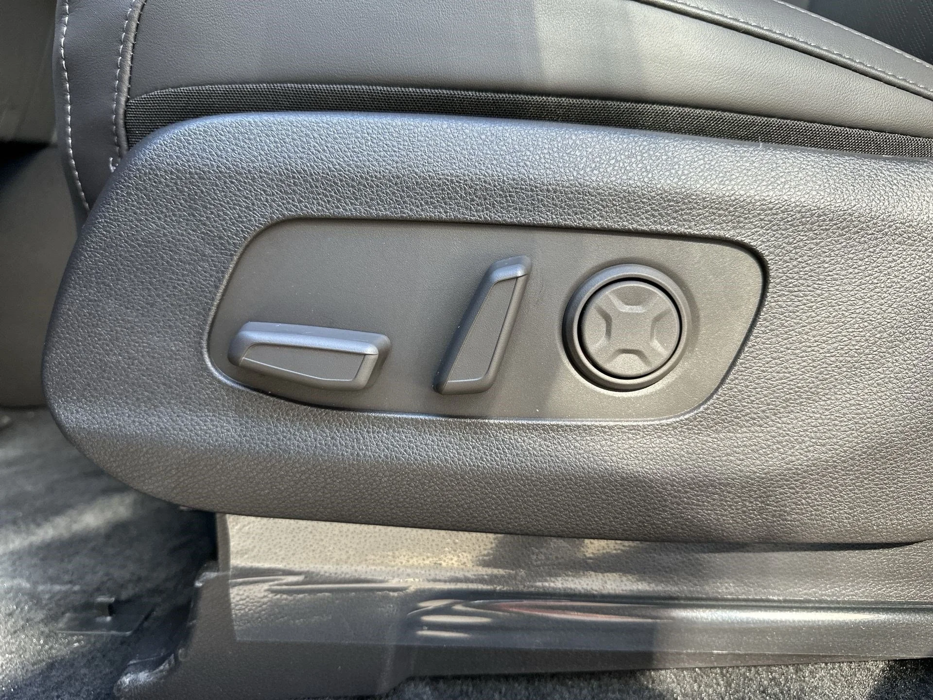 New 2026 Snow White Pearl Kia LXS image 16