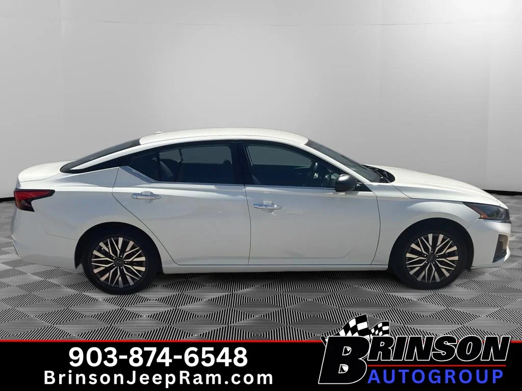 Used 2025 Glacier White Nissan SV image 8