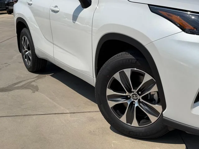 New 2026 Wind Chill Pearl Toyota XLE image 2