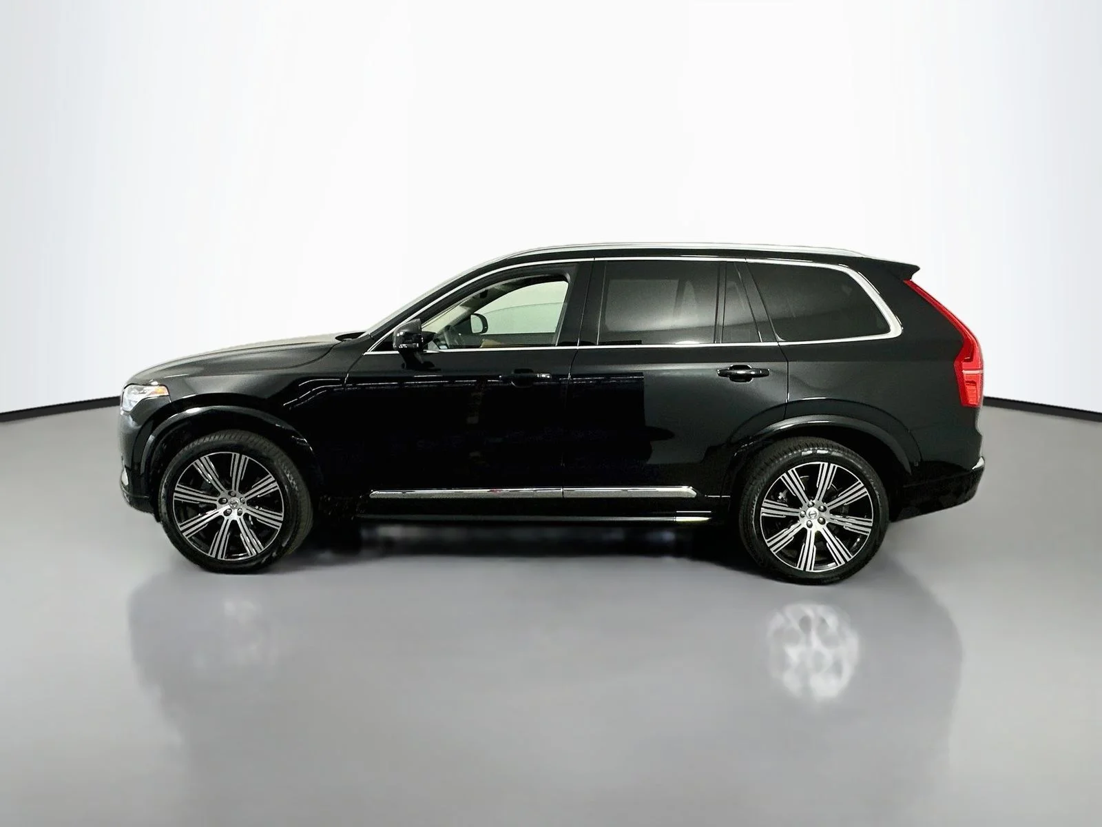 Used 2025 Onyx Black Metallic Volvo B6 Plus 7-Seater image 4