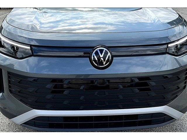 New 2026 Platinum Gray Metallic Volkswagen 2.0T SE image 32