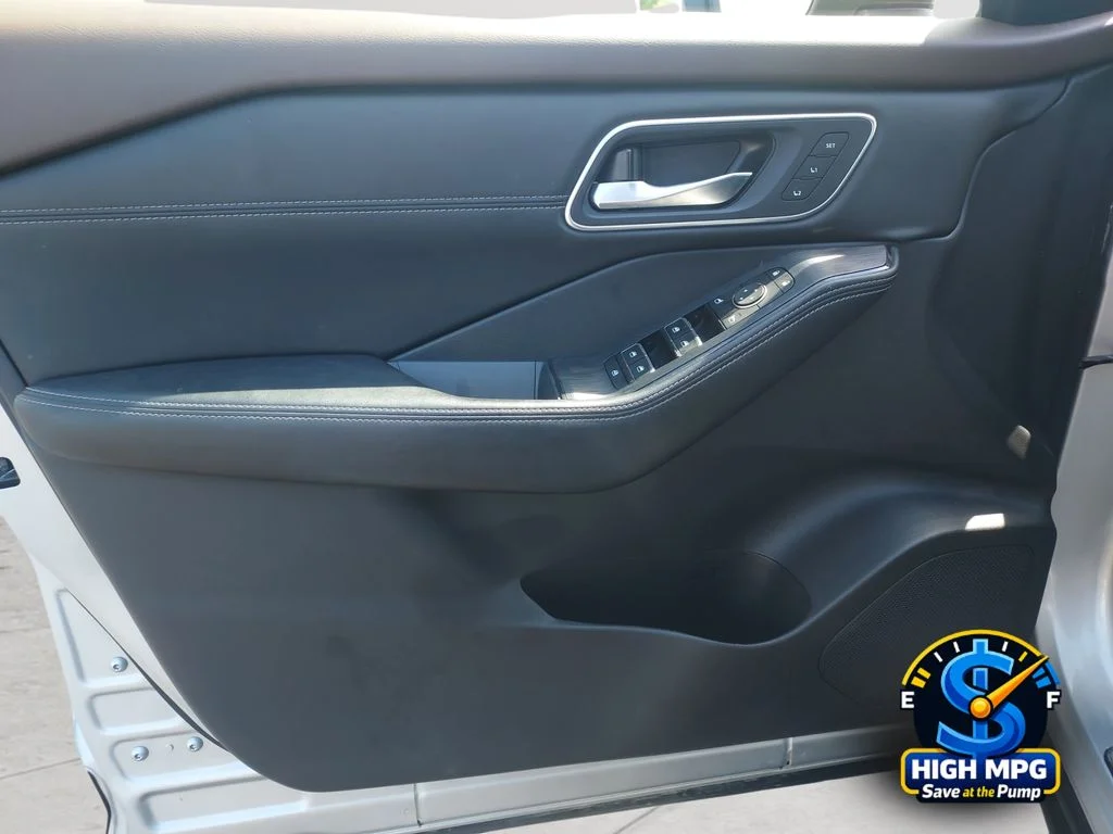 Used 2023 Silver Nissan Platinum image 27