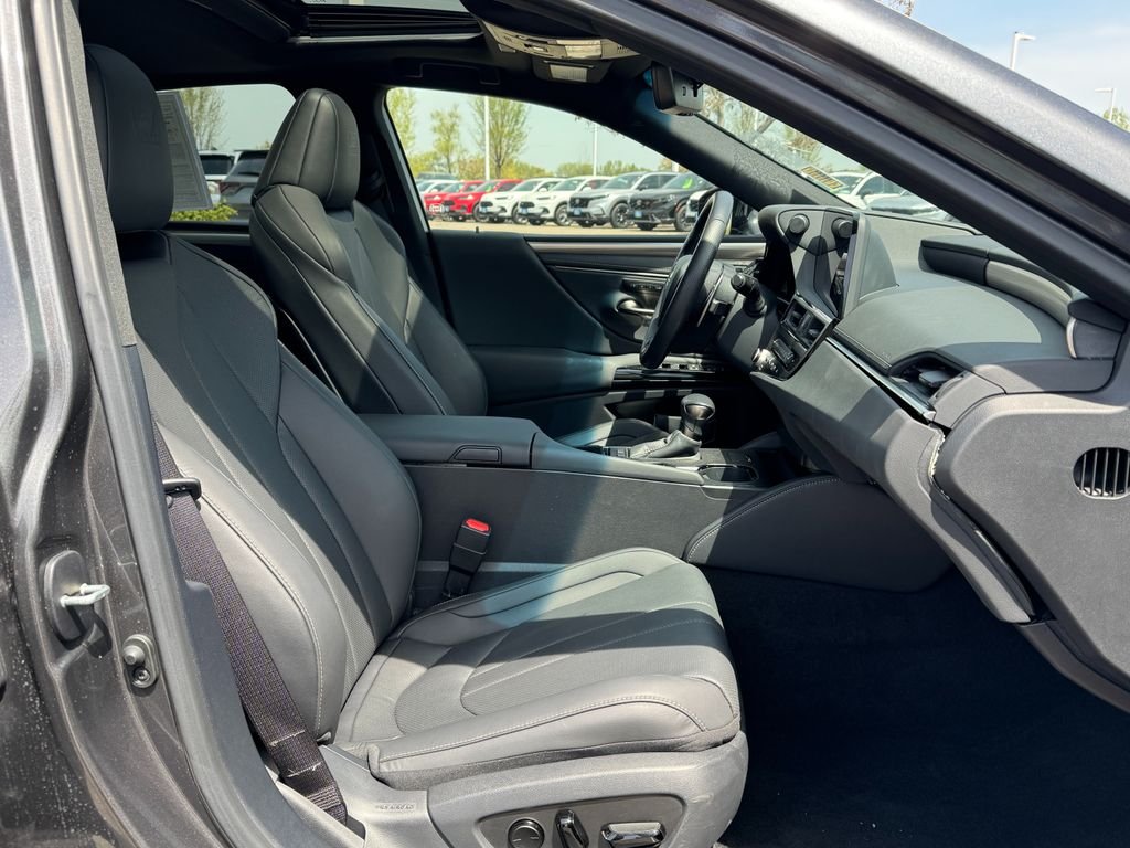 2025 Lexus ES - Photo 7