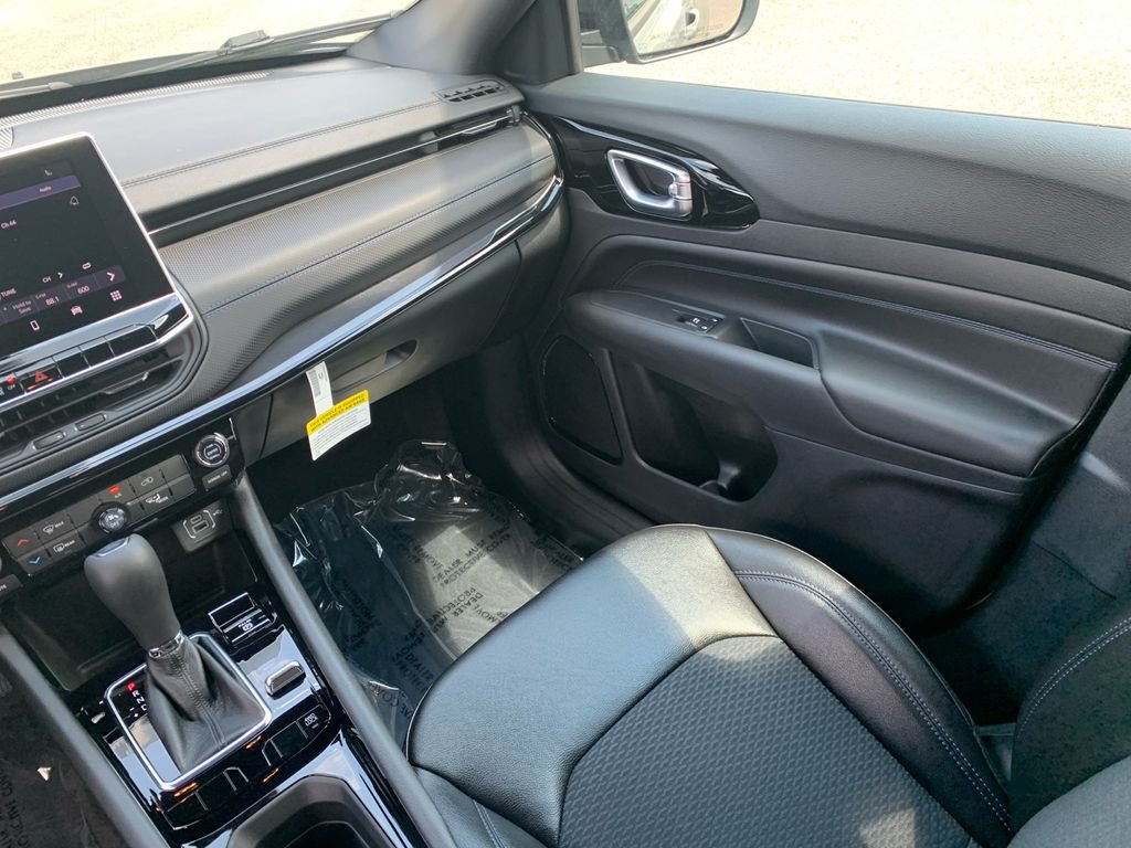 New 2026 Sting-Gray Clear-Coat Exterior Paint Jeep Latitude image 27