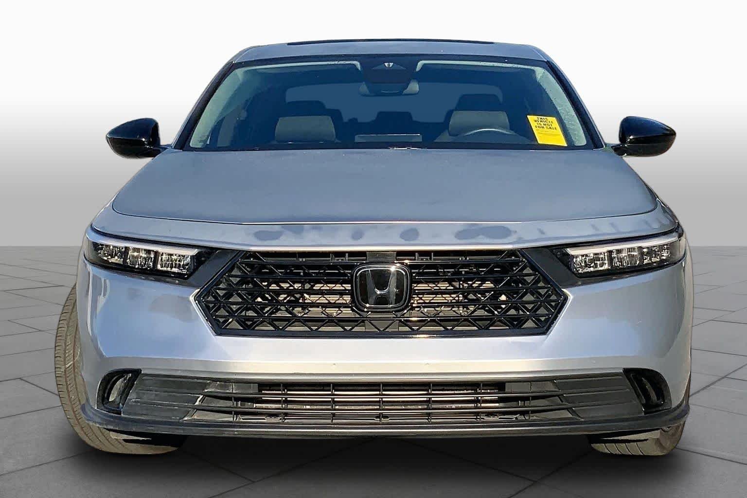 Used 2025 Solar Silver Metallic Honda SE image 4