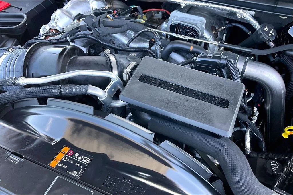 Used 2025 White Chevrolet Custom image 32