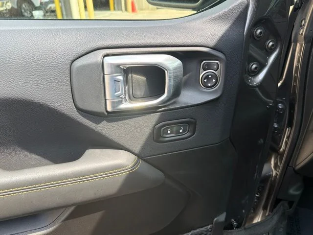 New 2026 Granite Crystal Metallic Clearcoat Jeep Sahara image 17