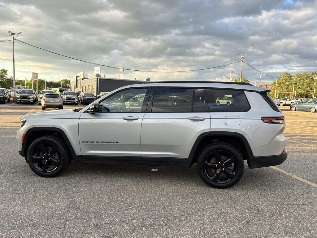 Used 2024 Silver Jeep Limited image 4