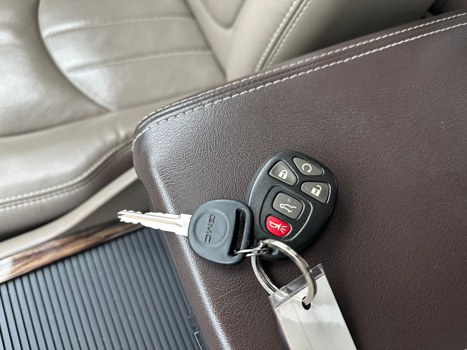 Used 2015 Silver GMC Denali image 7