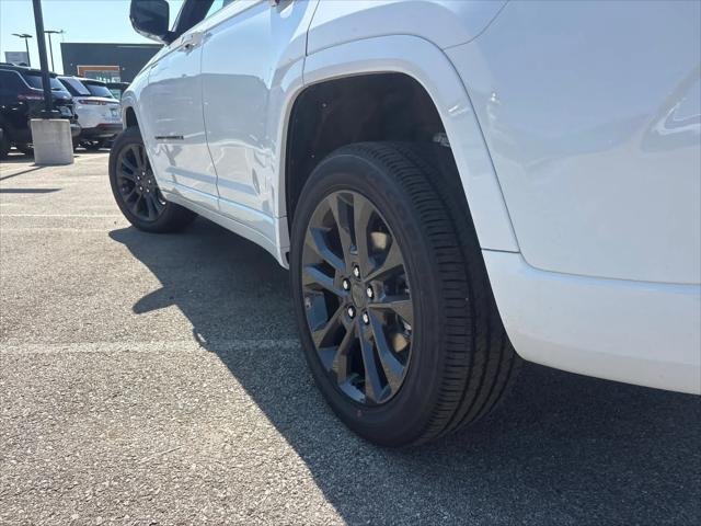 New 2026 Bright White Clear-Coat Exterior Paint Jeep Limited Reserve image 7