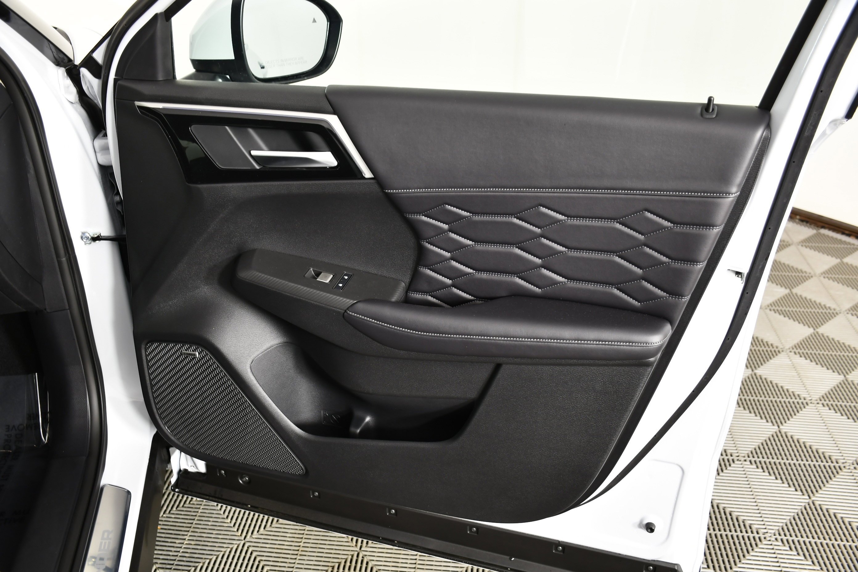 New 2026 White Diamond Mitsubishi SEL image 31