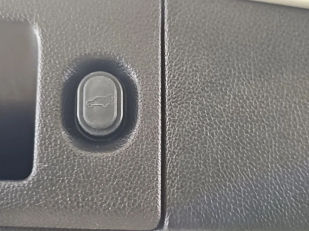 Used 2017 Silver Cadillac Luxury image 16