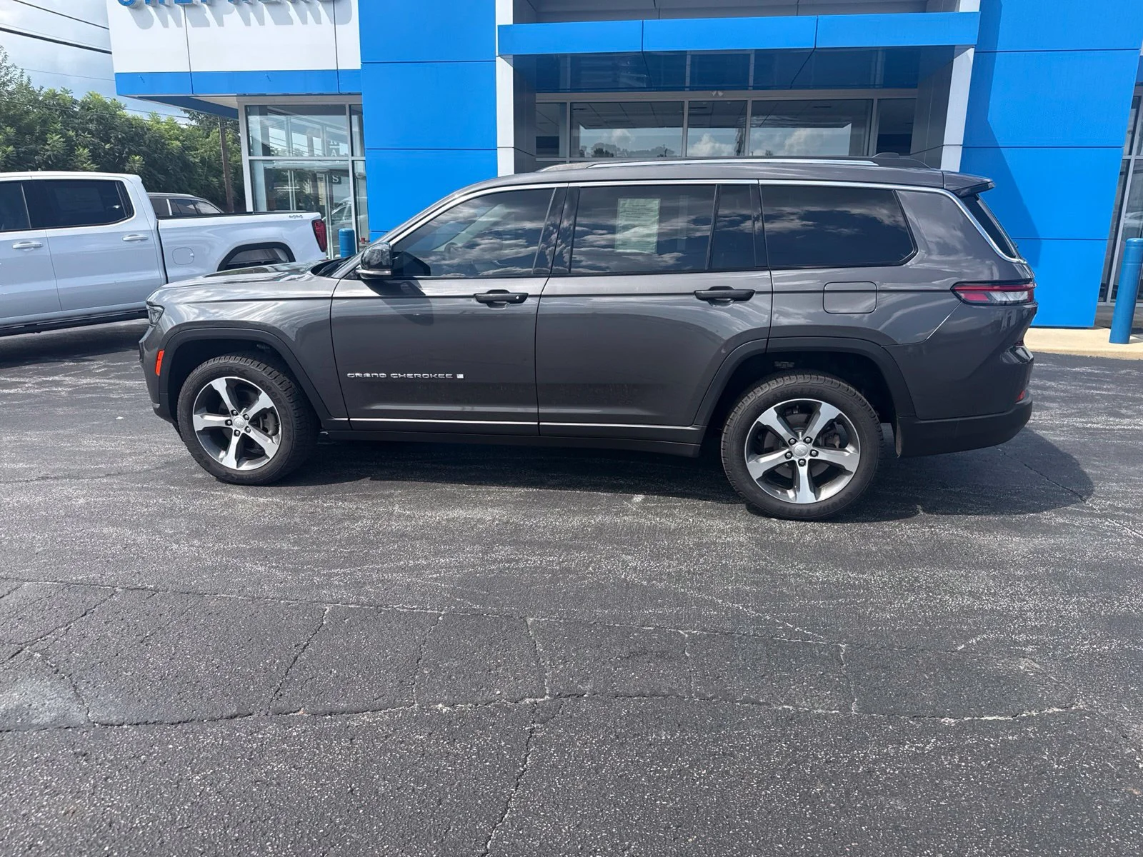 Used 2023 Gray Jeep Limited image 4